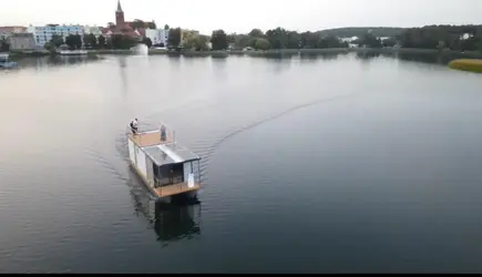 Houseboat z zewnątrz